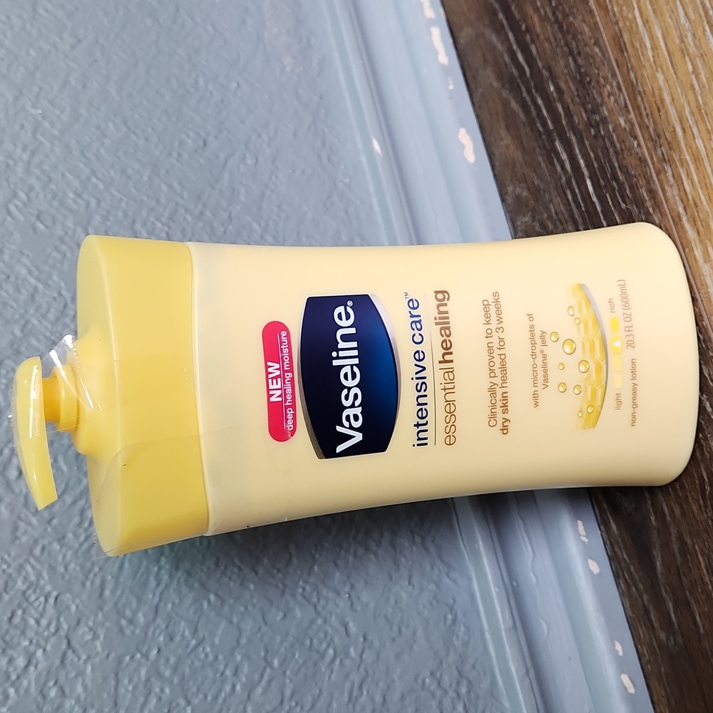 NWT Vaseline Intensive Care Essential Healing Lotion